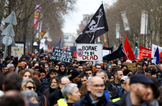 지난 15일(현지시간) 프랑스 파리에서 시민들이 8차 연금개혁 반대 전국 시위 및 파업에 동참하고 있다.     로이터연합뉴스