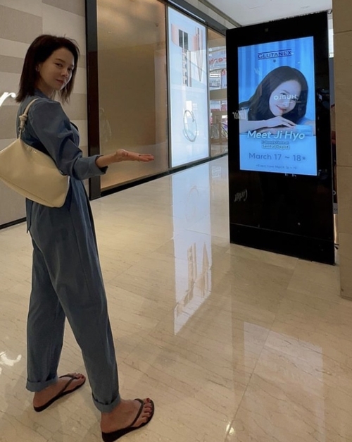 Actress Song Ji-hyo told the story of her recent life.He posted two photos on the 18th instagram with an article entitled  ⁇   ⁇   ⁇  in Malaysia.Song Ji-hyo in the photo is posing in front of his AD photo. Wearing sunglasses, he painted a V-shaped figure with his hand and emanated a cute charm.Song Ji-hyo left for Malaysia on the 16th at Incheon International Airport to attend Watsons K-Beauty Festa.On the other hand, Song Ji-hyo appeared in the web drama Come to the Witchs Restaurant in 2021 and is currently meeting with fans on SBS  ⁇  Running Man  ⁇ .