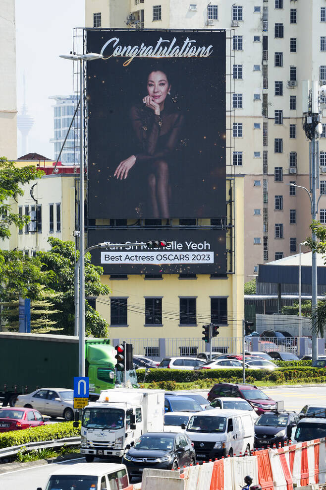 말레이시아 쿠알라룸푸르 시내에 제95회 아카데미 여우주연상을 받은 배우 양자경에게 축하의 뜻을 전하는 대형 전광판이 설치돼 있다. 쿠알라룸푸르=AP뉴시스
