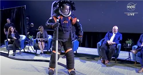 나사가 2025년 달에 달 때 입을 우주복을 선보이고 있다. 사진 제공=나사
