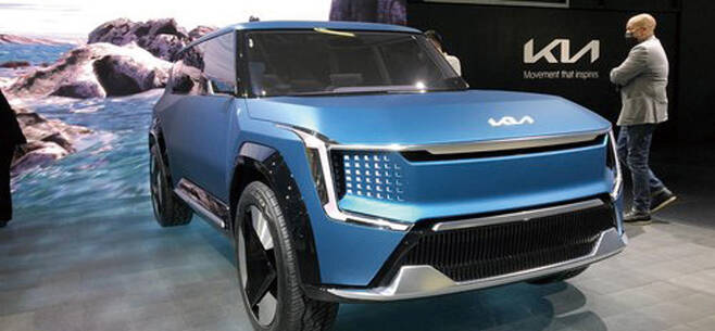 기아는 2021년 11월17일(현지시간) 미국 LA 컨벤션센터에서 열린 'LA 오토쇼 2021' 프레스 행사에서 대형 전기 SUV 콘셉트카 '더 기아 콘셉트 EV9'을 공개했다. ⓒ연합뉴스