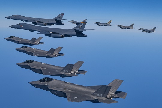 한미 공군이 19일 한반도 상공에서 우리나라 F-35A 전투기와 미국 공군 B-1B 전략폭격기 및 F-16 전투기가 참여한 가운데 연합공중훈련을 하고 있다. 사진=국방부 제공