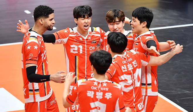 OK금융그룹 선수들이 시즌 마지막 경기에서 승리하고 기뻐하고 있다. [한국배구연맹 KOVO 제공]
