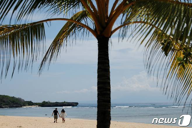 인도네시아 발리 누사 두아 해변에서 관광객들이 휴식을 즐기고 있다. ⓒ 로이터=뉴스1 ⓒ News1 정윤영 기자