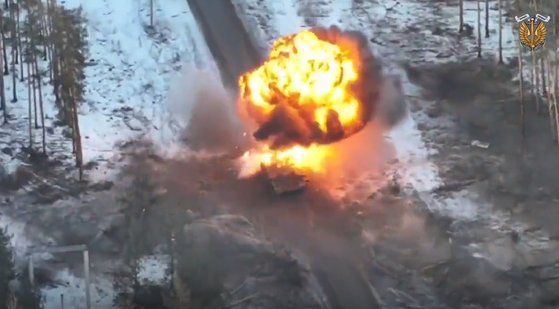 2023년2월 우크라이나 세르히 하이다이 루한스크 주지사가 올린 영상에서 러시아군 화력지원 장갑차 BMPT-72 '터미네이터'가 우크라이나군의 공격을 받고 폭발하고 있다. /루한스크 주지사 SNS 영상 캡처