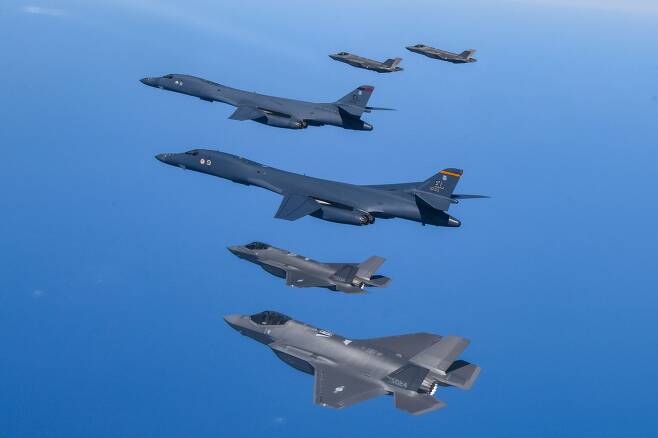 한미 공군이 19일 한반도 상공에서 우리측 F-35A 전투기와 미 공군 B-1B 전략폭격기 및 F-16 전투기가 참여한 가운데 연합공중훈련을 실시하고 있다. /뉴스1