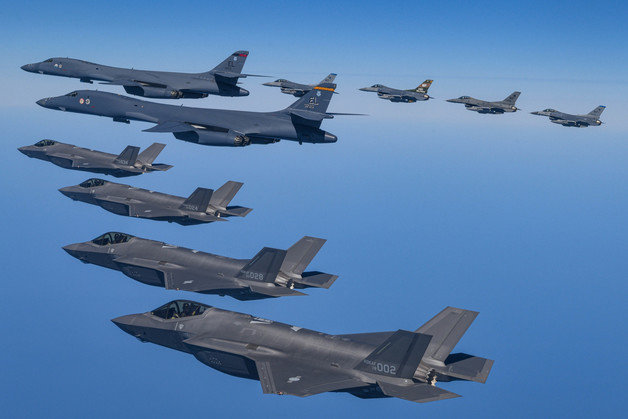 한미 공군이 19일 한반도 상공에서 우리측 F-35A 전투기와 미 공군 B-1B 전략폭격기 및 F-16 전투기가 참여한 가운데 연합공중훈련을 실시하고 있다. (국방부 제공) 2023.3.19/뉴스1