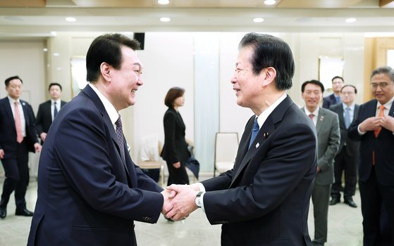 윤석열 대통령이 지난 17일 도쿄 시내 한 호텔에서 야마구치 나쓰오 일본 공명당 대표를 접견하고 있다. 대통령실
