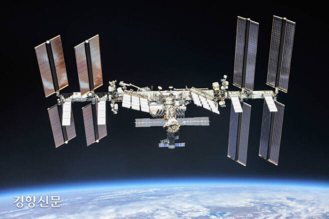 2018년 촬영된 국제우주정거장(ISS)이 고도 400㎞에서 푸른 지구와 검은 우주를 배경으로 떠 있다. 미국 항공우주국(NASA)은 내년 예산을 바탕으로 ISS 폐기를 위한 우주선 개발에 착수할 예정이다. NASA 제공