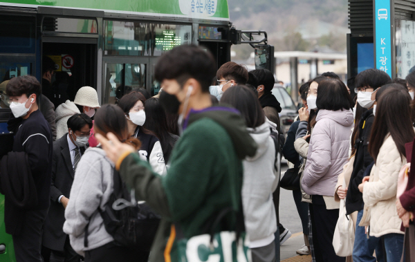 (자료사진)출근을 위해 대중교통 이용을 기다리는 시민들. 연합뉴스