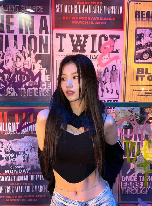 Sana posted several photos on his instagram on the 18th, along with an article called Denim  ⁇ .The photo shows a picture of Sana wearing Denim wearing a black sleeveless crop and a wristband.In the photo, Sana boasts a solid abs with a doll-like beauty.On the other hand, TWICE, which Sana belongs to, released the mini 12th album Ready Toby on the 10th and is working as a title song Set Me Free.