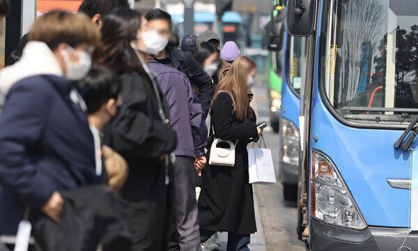 서울역 버스정류장에서 마스크를 쓰고 버스를 기다리는 시민들. 연합뉴스