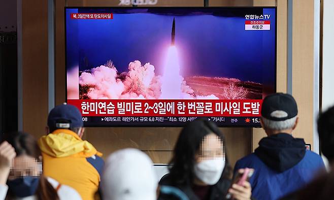 북한이 동해상으로 단거리탄도미사일(SRBM) 1발을 발사한 19일 서울역 대합실에 관련 뉴스가 나오고 있다. 연합뉴스