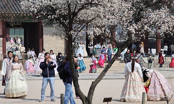포근한 날씨를 보인 19일 경복궁을 찾은 외국인 관광객과 시민들이 기념촬영을 하고 있다. 연합뉴스