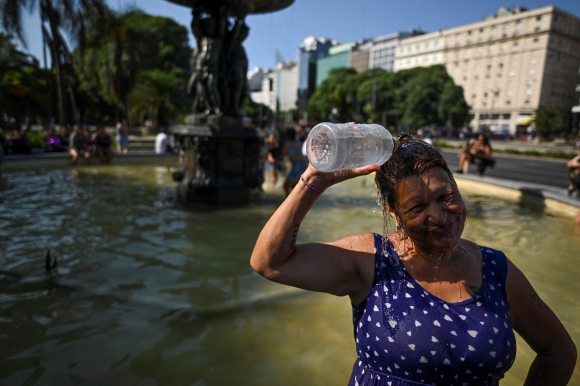 너무 더워요 - 적색 경보를 내려진 날 머리에 물을 뿌리며 더위를 식히는 아르헨티나 여성. AFP 연합뉴스