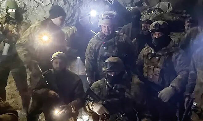 바그너그룹 수장 프리고진(가운데)이 1월10일 우크라 동부 요충지 바흐무트에서 용병들과 함께 사진을 찍고 있다. ⓒ뉴시스