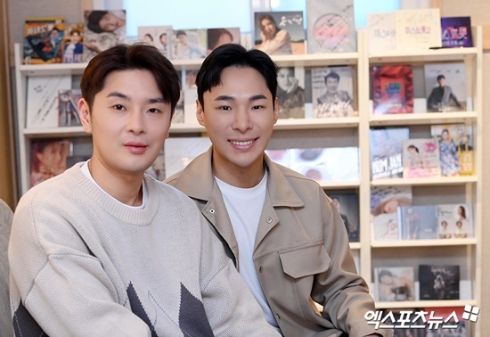 It turned out that Coma (Kim Kyeong-beom, Kim Ji-hwan), who boasted an unrivaled presence with Mr Trot2 The Master, shared his vision for growth as a good influence music production team.Coma recently interviewed at the studio in Yangjae-dong, Seocho-gu, Seoul. Coma talked about his impressions, process, and plans for the future with TV Master Mr Trot2 The Master.Mr Trot Season 1 Final Mission Song Young-taks Chin Iya and Miss Mr. Trot2 Final Mission Song Yang Ji-euns Do not Cross the River I know that I have a relationship with Trot and Mr Trot series.In addition to this, Kim Ho-jungs Thank you, Song Gains Cain Ear and Moon of Seoul have produced numerous hit songs and are firmly established as a talented music production team.The two joined the Mr Trot2 The Master and contributed greatly to the musical richness of the program.They have to agree with each other in a way that presses one heart, and they have improved the quality of Mr Trot2 examination through more careful and delicate evaluation and analysis.It was nice to see the stage directly at the contest scene, to check the performance of the participants and to watch the live performance. Coma also said, Miss Mr.Just as I grew up with Trot and Mr Trot series, I came to the participants with the hope that I could develop through Mr Trot2. (Kim Kyeong-beom)Ahn Sung-hoon, who won the final title with Mr Trot2 Jin, as well as Park Seo-jin, who was reborn as a talented trot singer from The God of Janggu, found that many participants who worked with Coma threw Mr Trot2 It is said that they tried to maintain proper distance between each other as they faced with the Master.Park Seo-jin is close enough to be one of the three fingers personally. But it turns out that Coma knew that he was joining The Master, but he did not tell me separately.I was surprised to find out at The Master preliminaries. Besides Park Seo-jin, I didnt communicate with any of my usual close participants, such as texts or phone calls. It was both burdensome and caring. Thank you. (Kim Ji-hwan)The two masters who were immersed in the examination of Mr Trot2 with the exception of personal friendship gave the audience both impression and fun.It was enough to convince viewers as well as the participants that the two people were negotiating to press a single heart, and judging from the vocal technique to the detailed analysis such as emotion.I thought that viewers could relate to it only when the screening was done correctly. In that sense, I had to have a sense of duty and responsibility. Thankfully, the two of us are often caught on the air, and I think more people recognize us than before.Before Mr Trot2 appeared, Who are you two? I am proud to see people who are happy to see I see Coma.  (Kim Kyeong-beom)I think it was because of Mr Trot2. It was a program with a high audience rating, so many people around my parents saw it.I have not been able to get home well because I have been composing, but I think this show has been a real filial piety to my parents. (Kim Ji-hwan)As you can see, there is a production team called Play Sound for those who build public awareness and influence with Coma.Koo Hee-sang of Young-taks Why Did You Get Out of There and Wang Kkot Seon-nyeo (Jin-sil), who worked on the arrangement of Jin-ya, are showing synergy with the play sound.I know that Coma is a unit of play sound. Now that I know with my brother, I am actively working as a coma, but I want to grow up with other team members in the future.It turns out I appreciate your interest in Coma, but I want to be noticed as a team called PlaySound. - Kim Ji-hwanUltimately, I want to grow into a good and influential team. I think that it is becoming more and more a production team that makes it possible to move peoples minds beyond words and actions beyond musical influence.I am so grateful and happy to be able to grow into a team that can be loved and appreciated by so many people. Kim Kyeong-beomThe two have solidified their position as a music production team specializing in audition program screening through Mr Trot2. It is expected that there will be an opportunity to check their skills and talks through various genres of music programs in the future.I think I will be able to show you a more upgraded version if you just call me. Mr Trot2 I was very nervous at the beginning, but when I was judging the final stage,In the meantime, I was able to grow a little bit because the atmosphere was different and the location was different every time I examined in Hello Trot and Trots Nation. I will show you a good picture in various programs with the color of Coma. (Kim Ji-hwan)