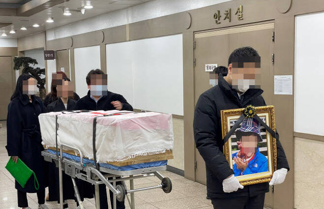 지난달 11일 오후 인천 한 장례식장에서 학대로 숨진 초등학교 5학년생 B(12)군의 발인이 진행되고 있다. (사진=연합뉴스)