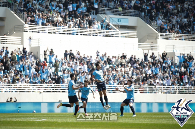 대구 김진혁(가운데)이 19일 전북전에서 선제골을 넣고 세리머니를 펼치고 있다. 제공 | 한국프로축구연맹