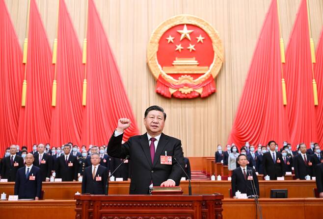 3월10일 세번째로 임기 5년의 국가주석에 선출된 시진핑 주석이 취임 선서를 하고 있다. /연합뉴스