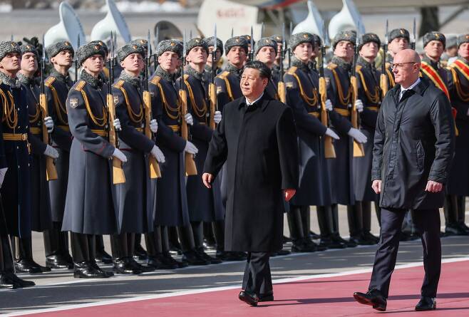 20일 오후 러시아를 국빈 방문하기 위해  모스크바에 도착한 시진핑 중국 국가주석이 공항도착행사에서 의장대를 사열하고 있다./TASS 연합뉴스