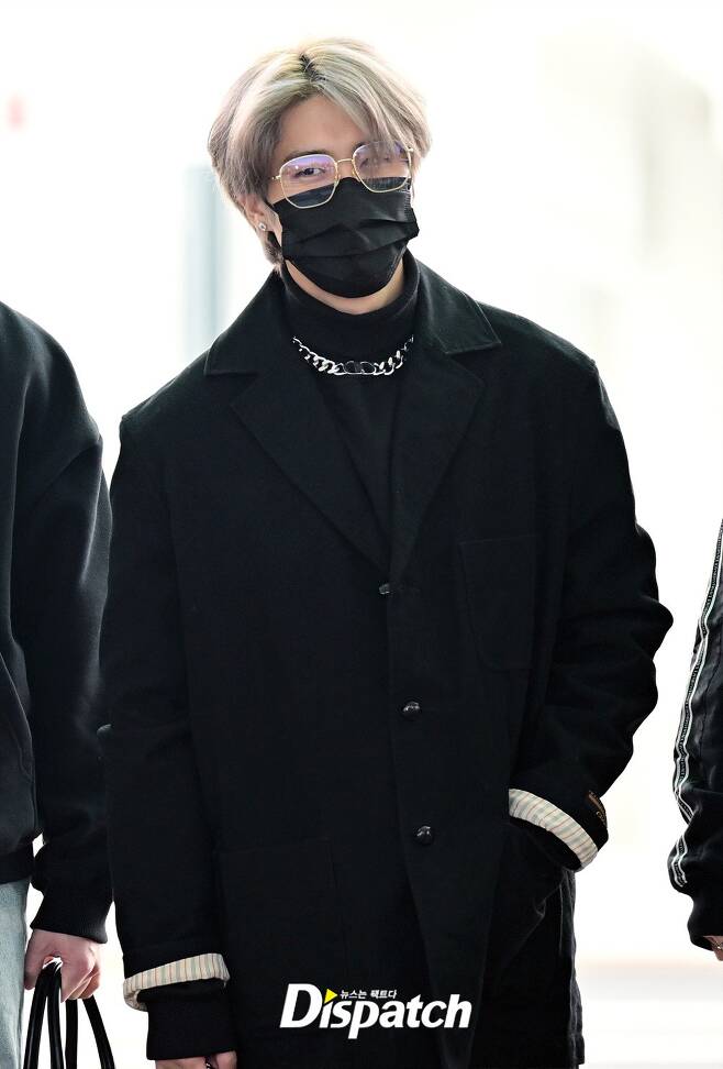 Group Stray Kids departed to Atlanta via Incheon International Airport on the morning of the 20th.Han showed off her chic glamour in an all-black look as she responded kindly by waving to fans gathered at the airport.