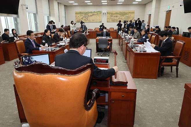 20일 오후 열린 국회 교육위원회 전체회의에서 유기홍 위원장이 의사봉을 두드리고 있다. 연합뉴스