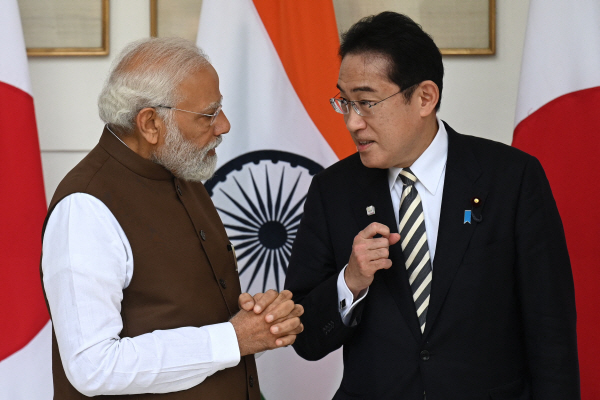 기시다 후미오 일본 총리(오른쪽)와 나렌드라 모디 인도 총리가 20일(현지시간) 인도 뉴델리 소재 영빈관인 하이데라바드 하우스에서 회담 전 담소를 나누고 있다. 연합뉴스