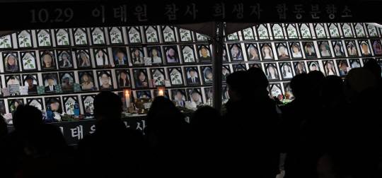 10.29 이태원 참사 100일 집중 추모주간 일정을 진행중인 유가족협의회와 시민대책위, 이태원참사 기억행동 그리스도인모임 및 시민들로 1월 31일 오후 서울 용산구 이태원 분향소가 북적이고 있다. 뉴시스