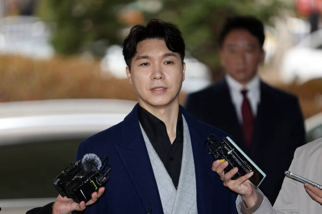 방송인 박수홍이 15일 오후 서울서부지방법원에서 횡령 혐의로 구속기소 된 친형의 속행공판에 증인으로 출석하며 입장을 발표하고 있다. [연합]