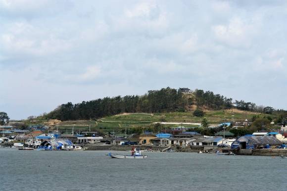 전남 해남 전라우수영 옛터. 멀리 망해산 정상에 2006년 복원한 망해루가 보인다. 이곳에 오늘날 이억기 전라우수사와 관련한 흔적은 아무것도 남아 있지 않다. 문화재청 제공
