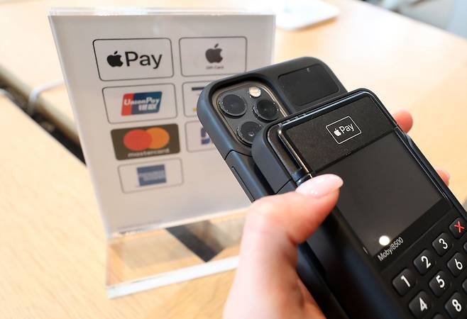출시 9년 만에 국내에 상륙하는 ‘애플페이’는 애플의 비접촉식 간편결제 시스템으로 아이폰이나 애플워치에 카드 정보를 저장하면 지갑이나 카드 없이 상점, 식당 등에서 결제할 수 있는 서비스다. /뉴스1