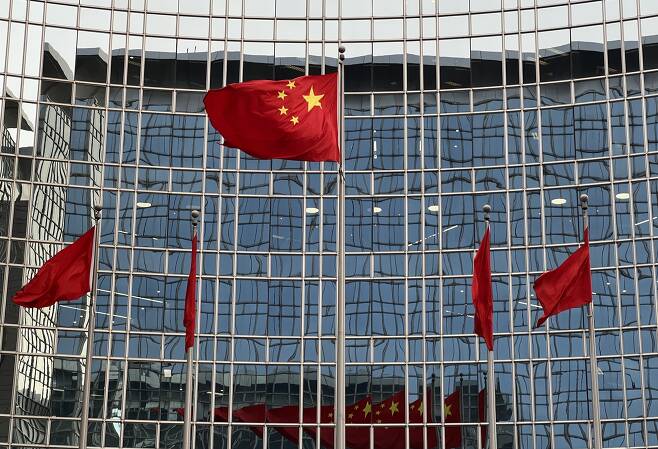 중국 베이징의 한 건물 앞에 나부끼고 있는 중국 국기 오성홍기. /베이징=김남희 특파원