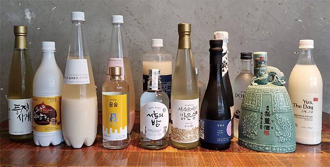 2022년 한 해 국내 최대 전통주전문점 ‘백곰막걸리’에서 많이 팔린 전통술들. 사진 박순욱 기자