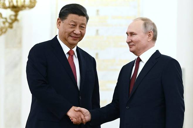 블라디미르 푸틴 러시아 대통령과 시진핑 중국 국가주석(왼쪽)이 21일(현지시간) 러시아 모스크바 크렘린 대궁전에서 열린 공식 환영식에서 악수를 하고 있다. /사진=AP뉴시스화상