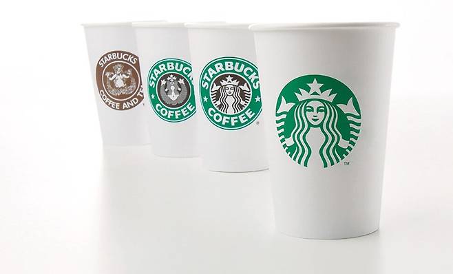 스타벅스는 새 이미지를 구축할 때마다 디자인에 차별화를 주어 브랜드 쇄신에 성공한 대표 기업이다. 이콘 제공