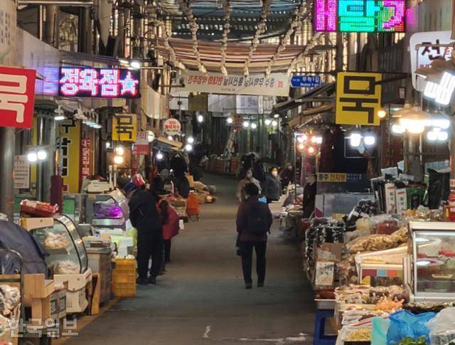 지난 2일 충북 충주의 한 전통시장에서 고령 고객들이 장을 보고 있는 모습. 충주=윤현종 기자