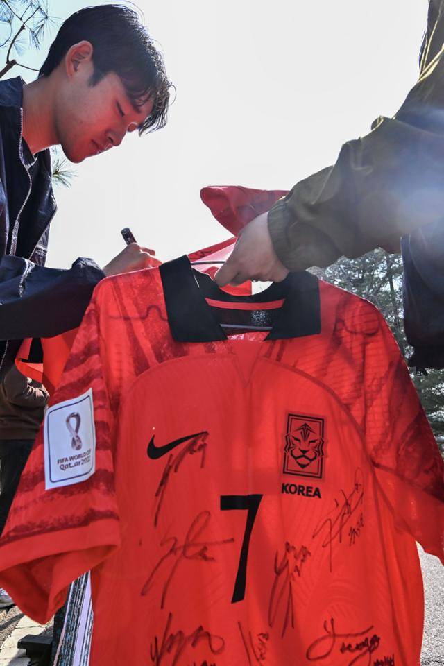 20일 경기 파주시 국가대표 트레이닝 센터(NFC)에서 송민규가 팬 이벤트에 응하고 있다. 파주=최주연 기자