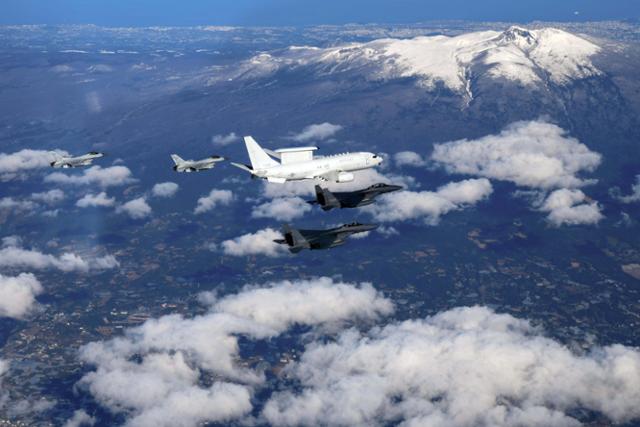 공군 항공통제기 피스아이(Peace Eye, E-737)가 F-15K와 KF-16 전투기의 엄호를 받으며 제주 한라산 상공을 비행하고 있다. 국방부 제공 연합뉴스