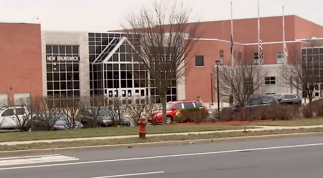29세 한인 여성이 학생으로 꾸며 나흘간 다녔던 미국 뉴저지주 뉴브런즈윅 고등학교 전경. WABC 방송 화면 캡처