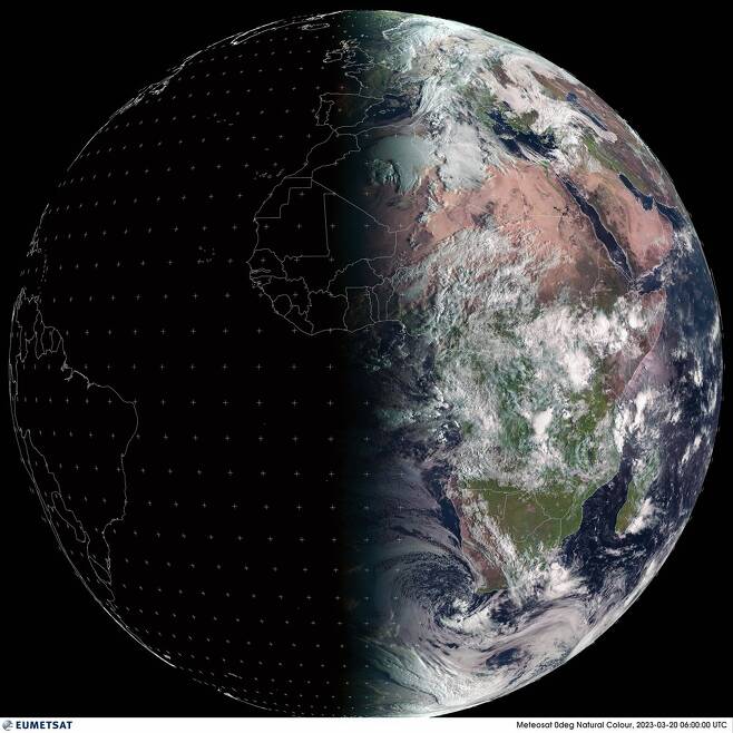 유럽기상위성(Meteosat-10)이 촬영한 우주에서 본 춘분.