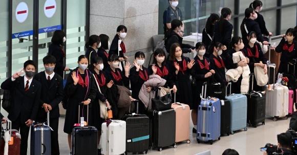 일본 구마모토현 루테루 학원 고등학교 학생 37명이 수학여행을 위해 21일 오후 인천국제공항 제1여객터미널로 입국하고 있다. 일본 청소년의 한국 수학여행은 1972년 최초로 실시된 이후  코로나19로 2020년 이후 전면 중단되었다. 2023. 3. 21 도준석 기자