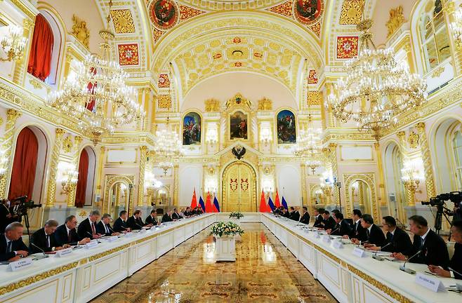 중국(오른쪽)과 러시아 대표단이 21일(현지 시각) 모스크바 크렘린 내 그랜드 크렘린궁에서 회담을 열고 있다.
