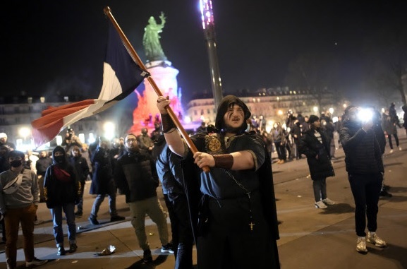 21일(현지시간) 프랑스 파리 중심가 레퓌블리크 광장에서 에마뉘엘 마크롱 대통령의 연금개혁 강행에 반대하는 이들이 대규모 시위를 벌이고 있다. 파리=AP연합뉴스