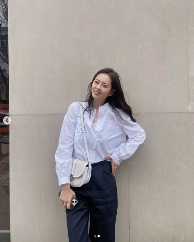 The actor Go Ah-ra told me what hes been up to.Go Ah-ra posted several photos to his account on Sunday.In the photo, Go Ah-ra wears a white shirt with slacks and shows a neat look that matches a mini bag.Meanwhile, Go Ah-ra recently signed a full-time deal with King Kong by Starship.