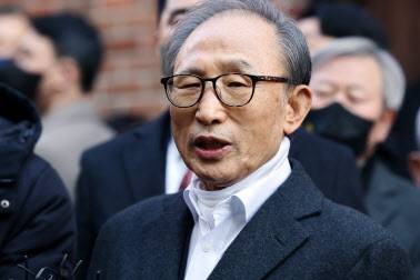 윤석열 대통령의 신년 특별사면으로 사면·복권된 이명박 전 대통령이 지난해 12월 30일 오후 서울 논현동 자택에 도착해 대국민 메시지를 발표하고 있다. 사진=연합뉴스.