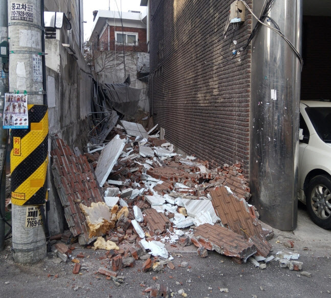 서울 강북구의 한 다세대 주택에서 외벽 일부가 무너져 주민들이 긴급 대피했다. (사진=연합뉴스)