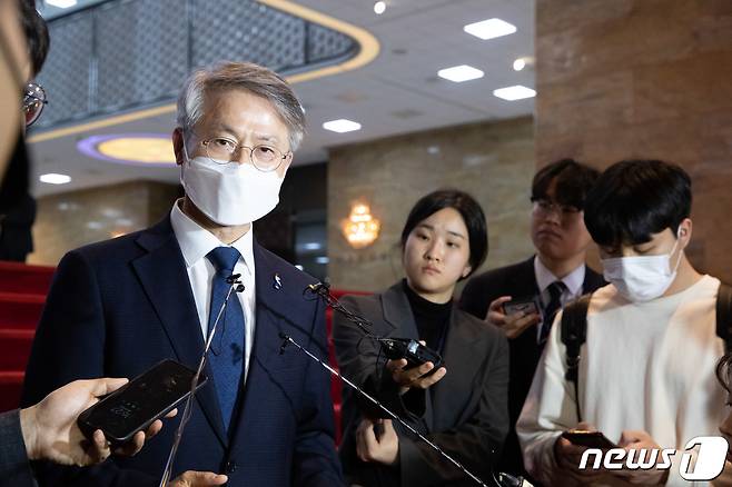 민형배 무소속 의원이 23일 오후 서울 여의도 국회에서 취재진 질문에 답변하고 있다. 2023.3.23/뉴스1 ⓒ News1 이재명 기자
