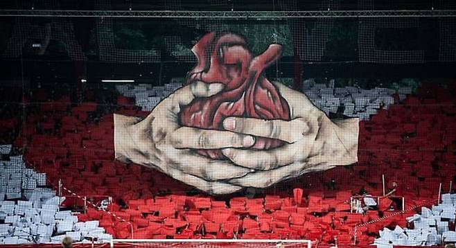 우니온 베를린 팬들은 2004년 구단이 재정 위기에 처하자 헌혈을 한 돈을 기부하는 캠페인을 벌였다. / 트위터