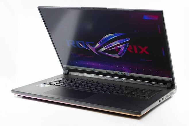 에이수스 ROG 스트릭스 스카 18(ROG Strix SCAR 18) G834, 인텔 코어 i9-13980HX와 엔비디아 RTX 4090을 탑재한 하이엔드 급 노트북이다. 출처=IT동아